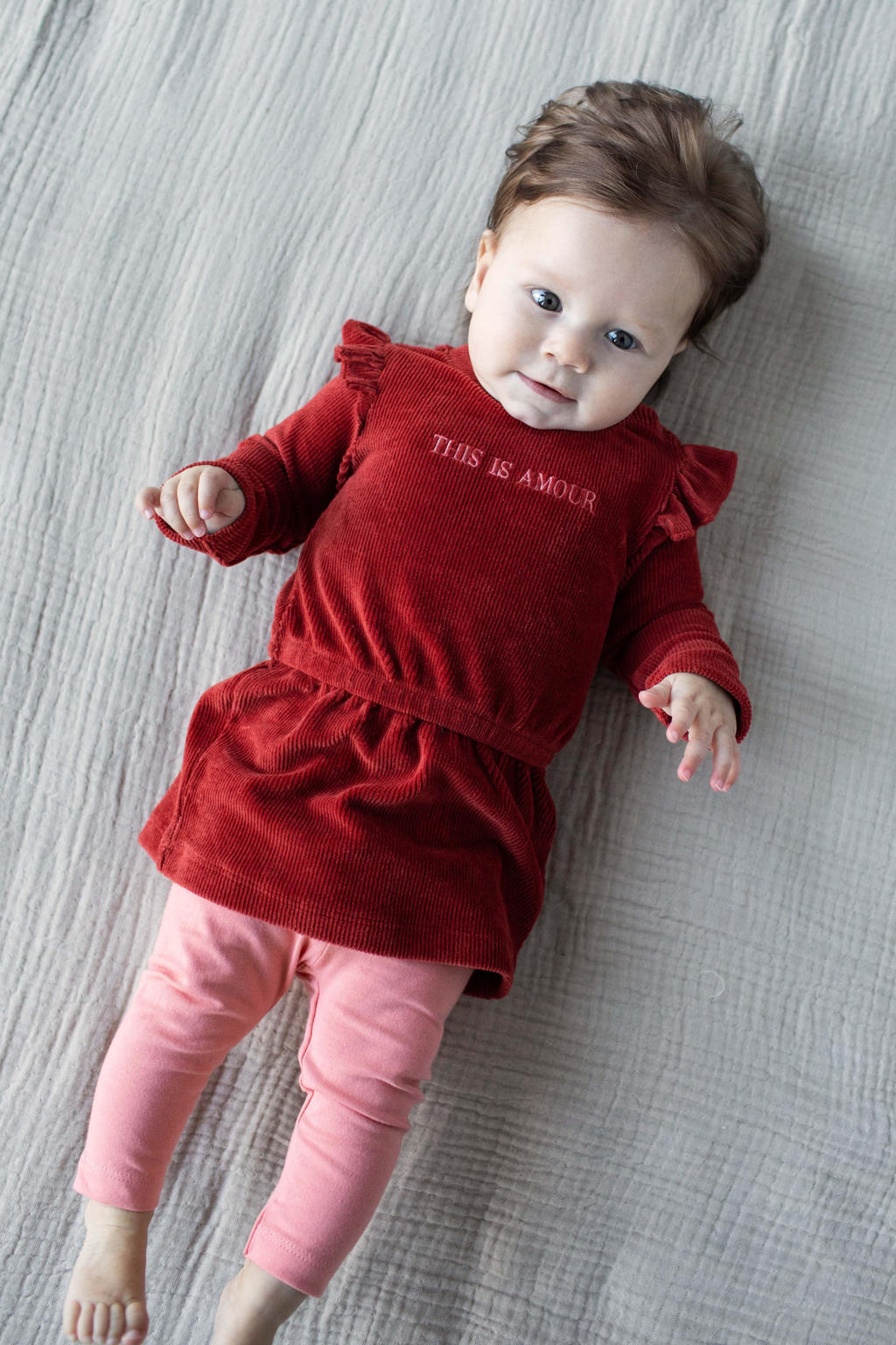 Rode meisjes Quapi newborn baby jurk Malou met ruches warm van stretchkatoen met tekst print, lange mouwen en ronde hals