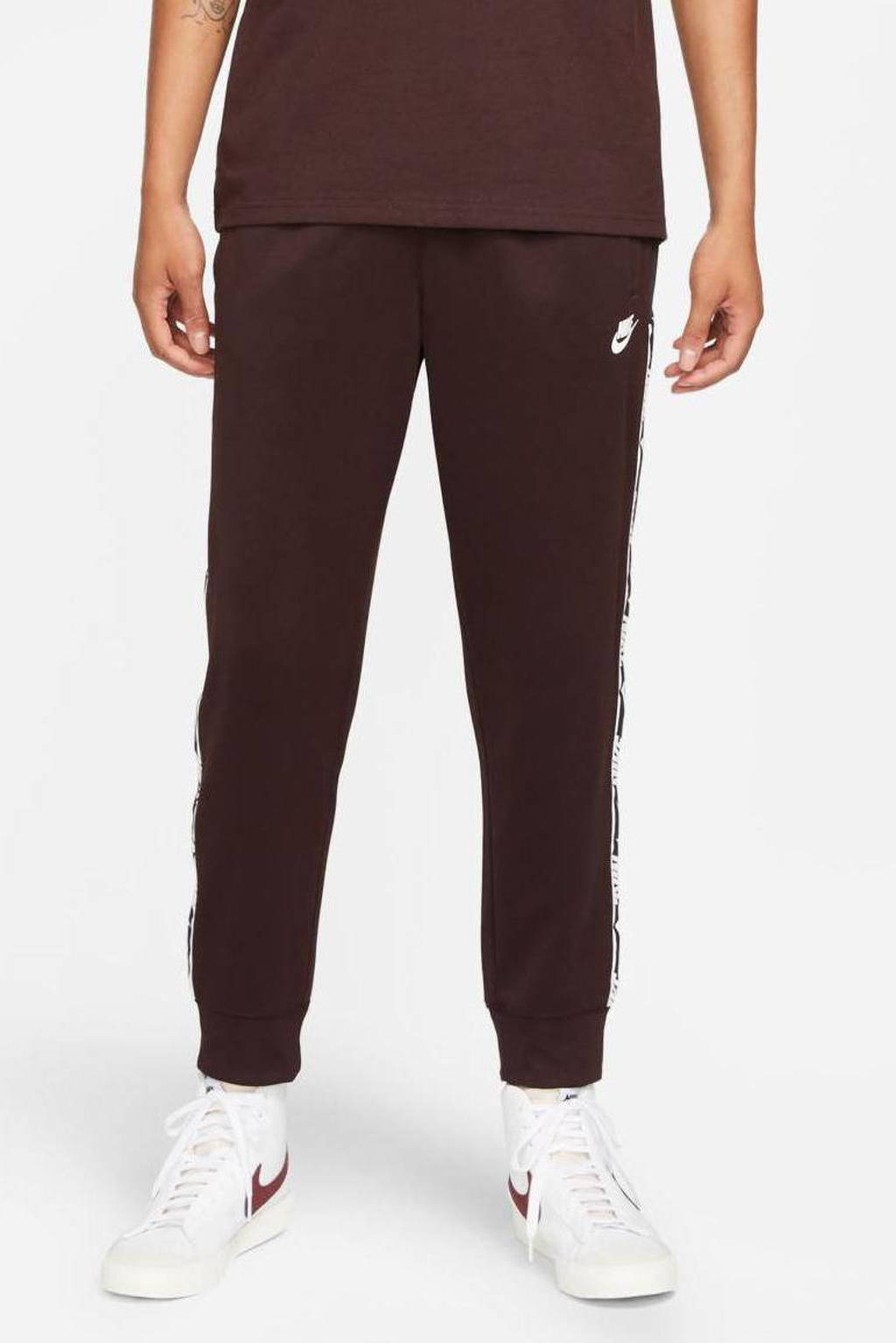 Bruine heren Nike regular fit joggingbroek van polyester met elastische tailleband met koord en logo dessin