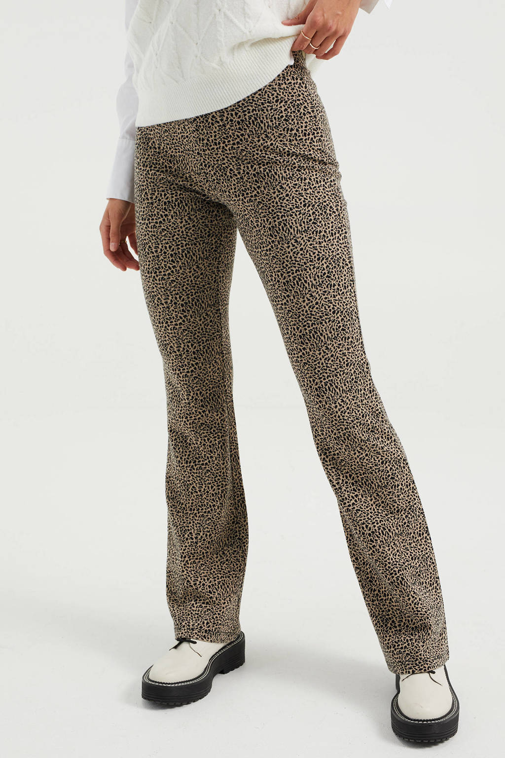 Beige en zwarte dames WE Fashion flared broek van stretchkatoen met regular waist, elastische tailleband en dierenprint