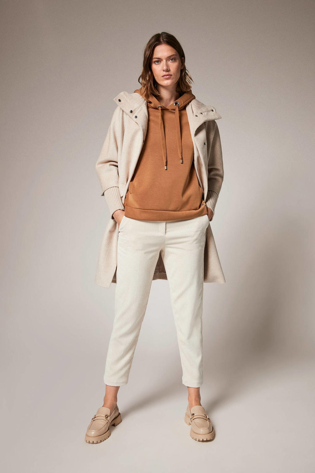 Bruine dames comma sweater in softbrown van viscose met lange mouwen en capuchon