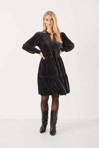 Zwarte dames Part Two fluwelen trapeze jurk ViggasePW met lange mouwen, V-hals en plooien
