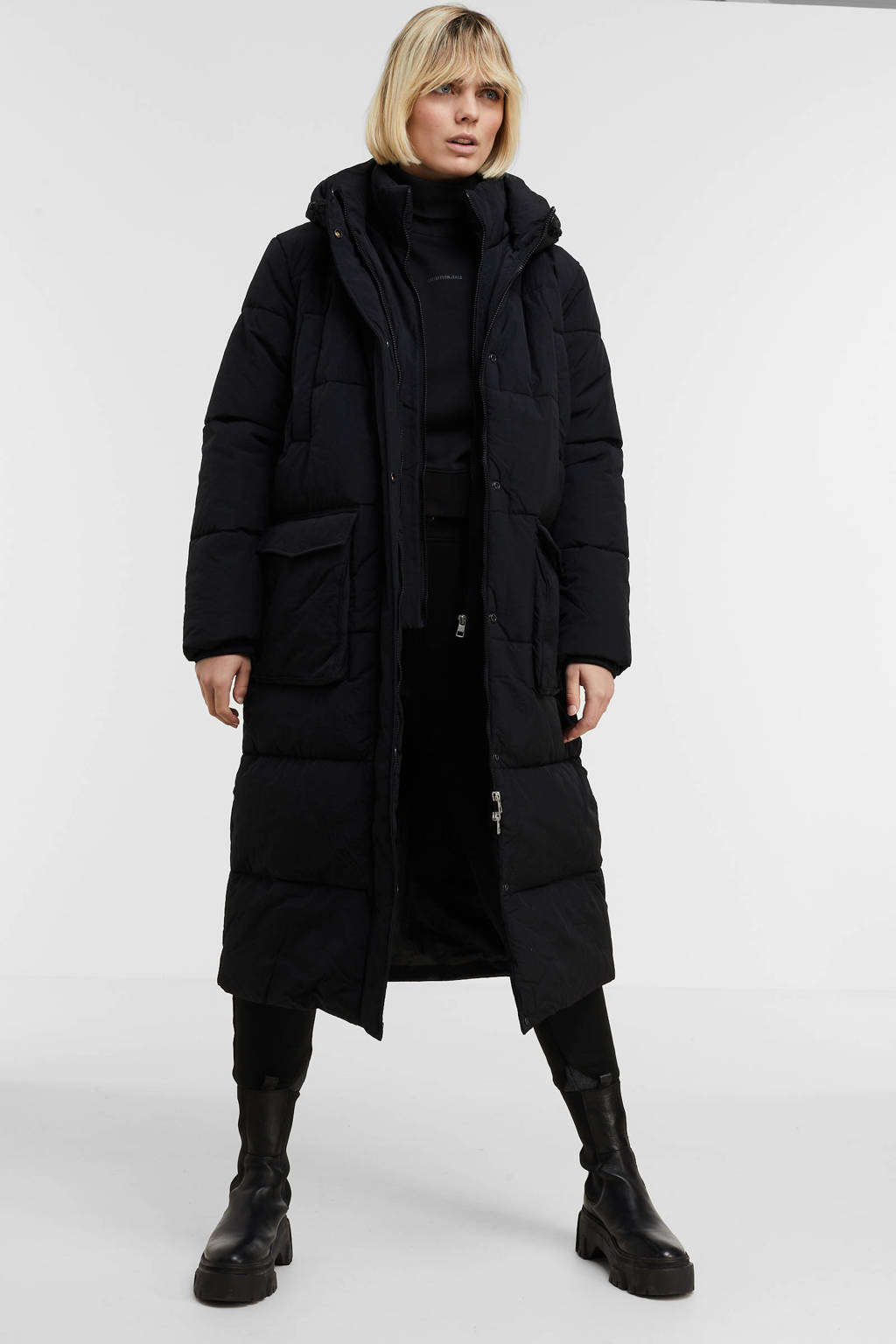 Zwarte dames CALVIN KLEIN JEANS gewatteerde jas van polyamide met backprint, lange mouwen, capuchon, rits- en drukknoopsluiting en doorgestikte details