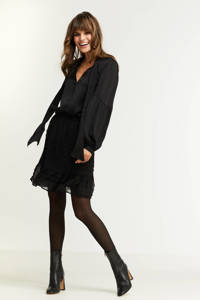 Zwarte dames anytime blouse satijn met lange mouwen, strikkraag, knoopsluiting en ballonmouwen