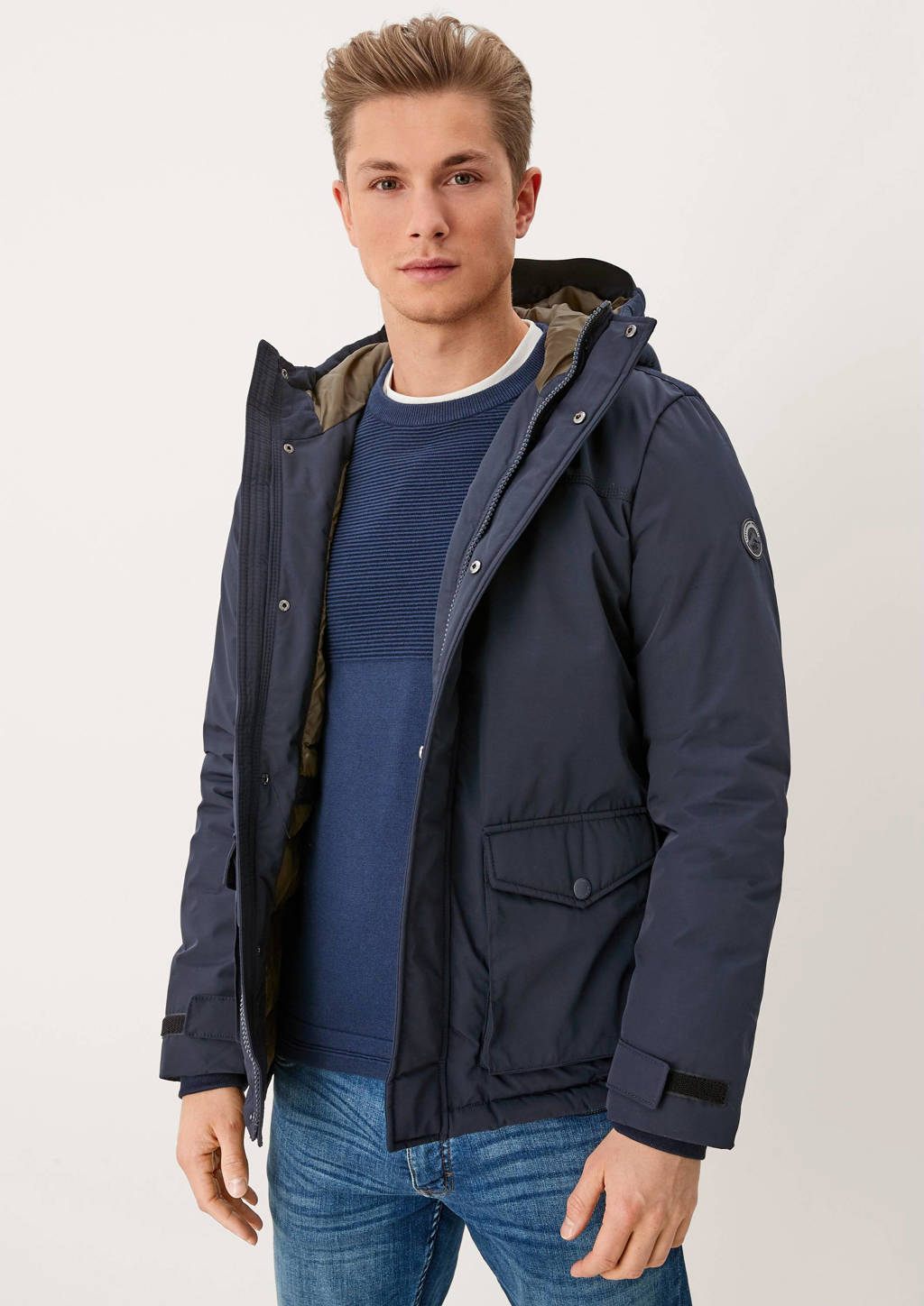 Marineblauwe heren Q S designed by jas van polyester met lange mouwen, capuchon en rits- en drukknoopsluiting