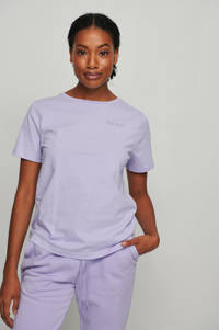 Lilakleurige dames NA-KD T-shirt van katoen met korte mouwen, ronde hals en borduursels