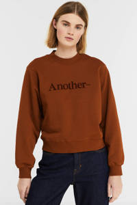 Bruine dames Another-Label sweater ‘Another’ van katoen met logo dessin, lange mouwen, ronde hals en geribde boorden