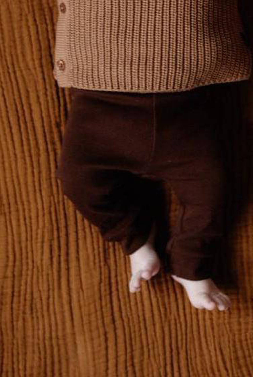 Bruine jongens LEVV newborn baby broek Cem choco van duurzaam stretchkatoen met elastische tailleband