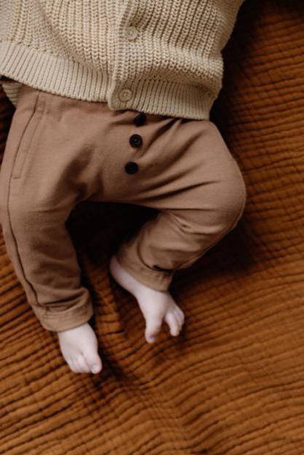Bruine jongens LEVV newborn baby broek Casper van duurzaam stretchkatoen met elastische tailleband