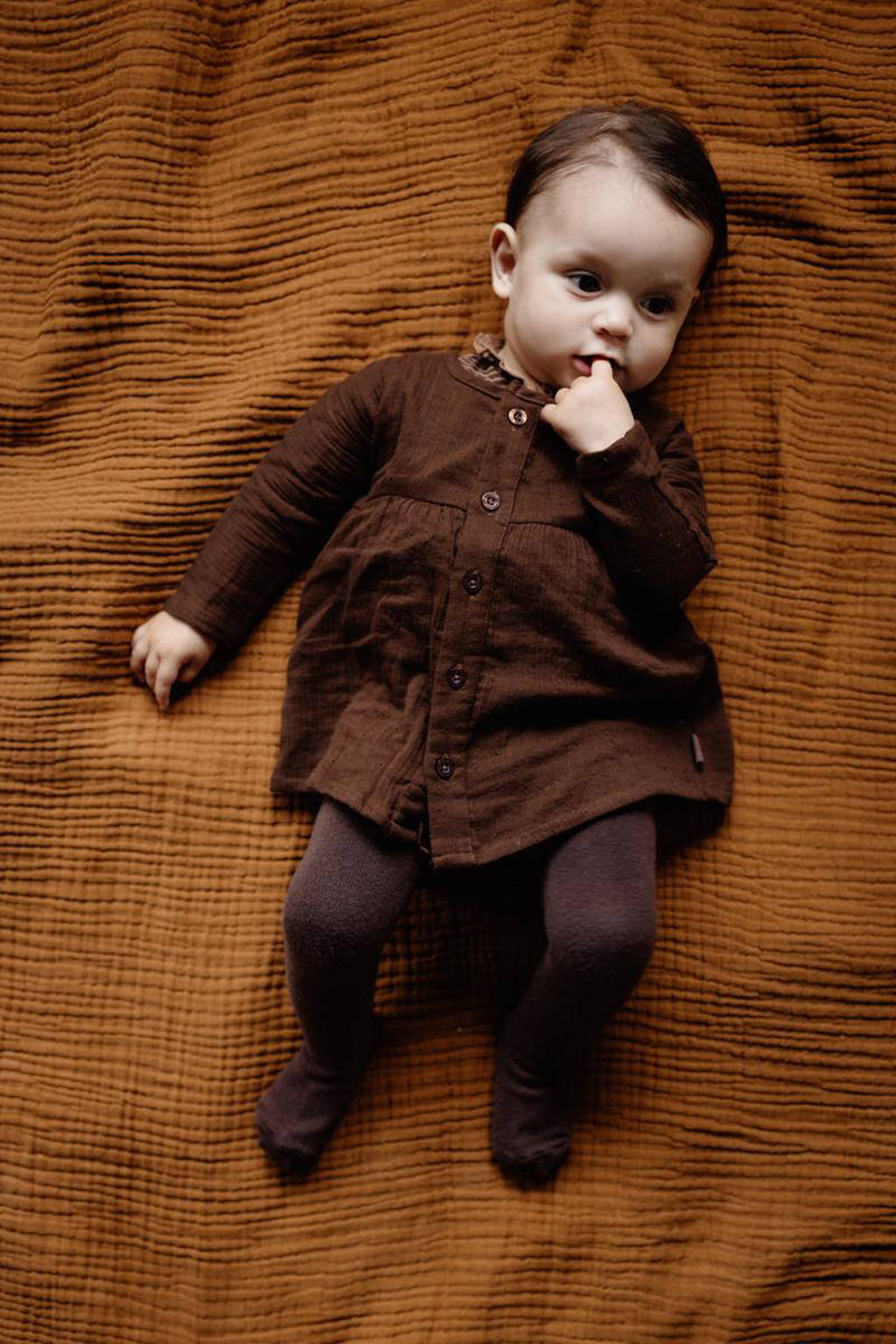 Bruine meisjes LEVV newborn baby jurk Cailin van biologisch katoen choco met lange mouwen, ronde hals en knoopsluiting
