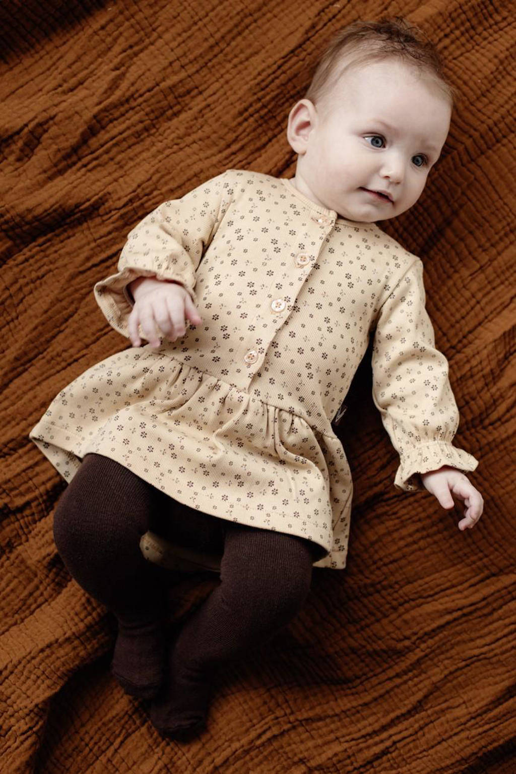 Zandkleurige meisjes LEVV gebloemde newborn baby jurk Cait warm van duurzaam stretchkatoen met lange mouwen, ronde hals en knoopsluiting