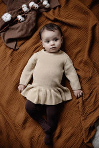 Zandkleurige meisjes LEVV newborn baby gebreide jurk Carmen van biologisch katoen warm met lange mouwen, ronde hals en drukknoopsluiting