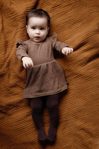 Bruine meisjes LEVV gestreepte newborn baby jurk Candis van duurzaam stretchkatoen met lange mouwen, ronde hals en drukknoopsluiting