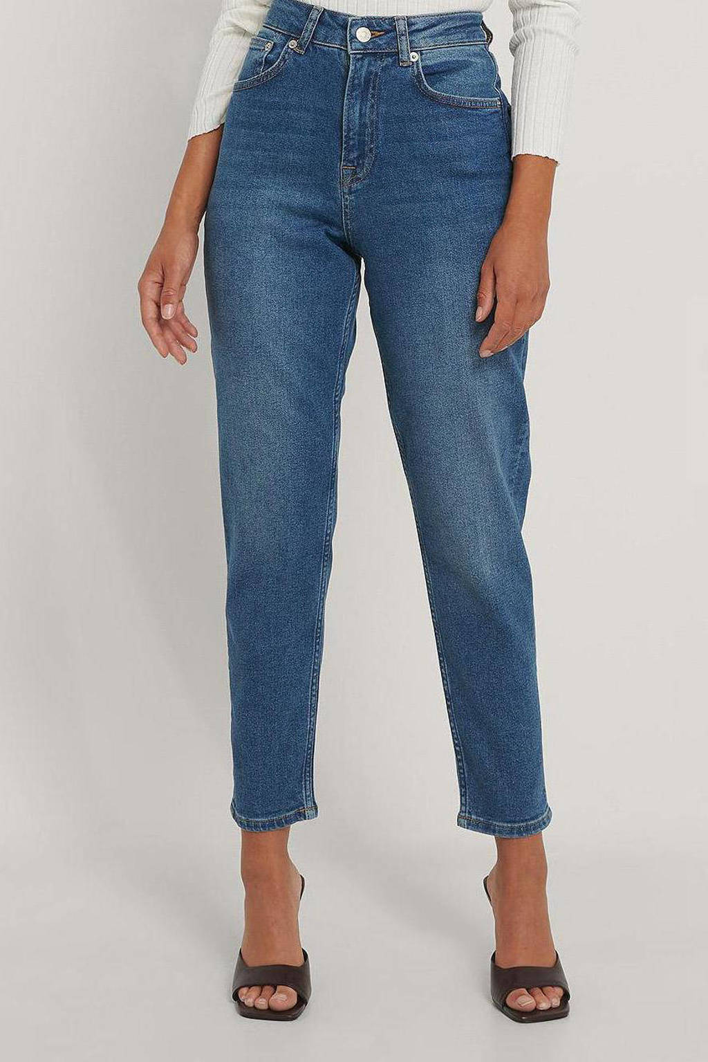 NA-KD cropped high waist mom jeans mid blue, Mid blue
