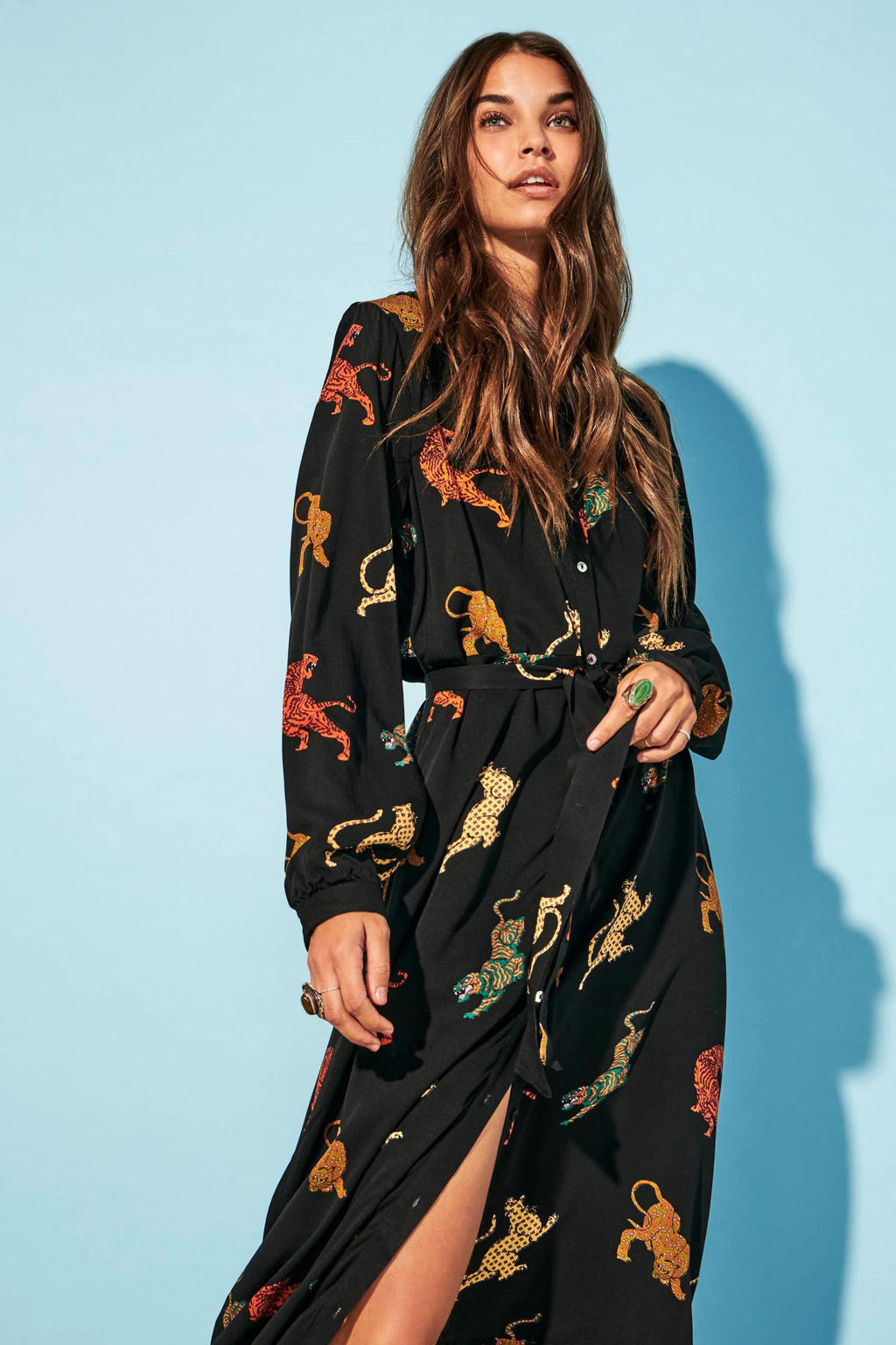 Zwart, rood en groene dames ONLY maxi blousejurk met ceintuur van duurzaam gerecycled materiaal met dierenprint, lange mouwen en klassieke kraag