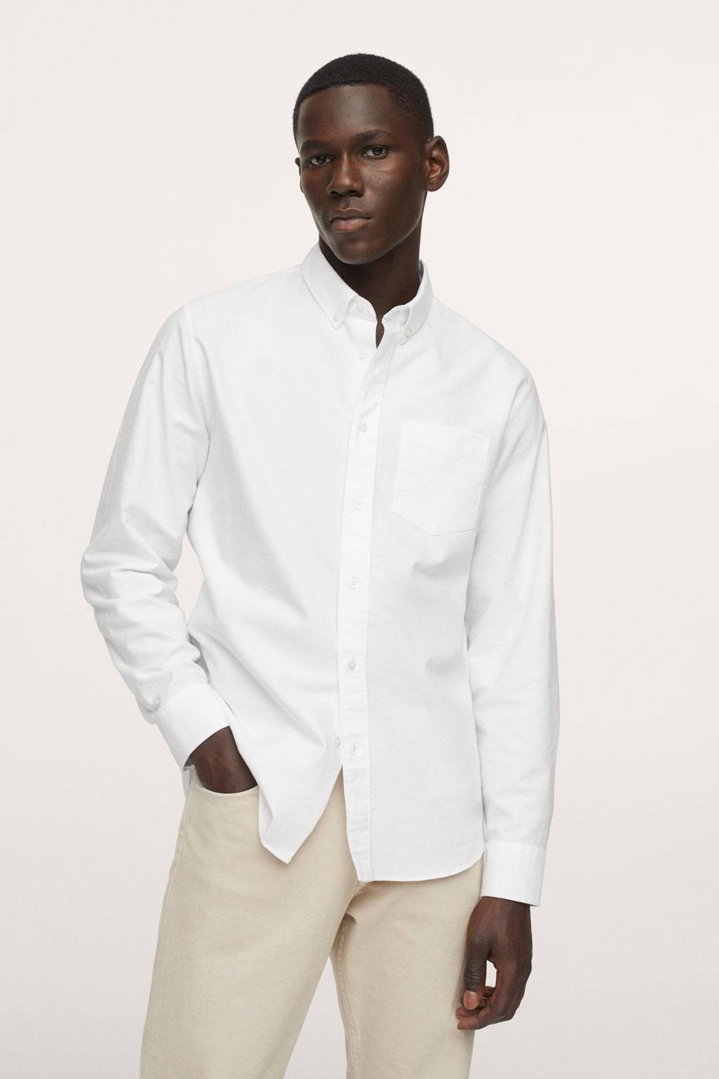 Witte heren Mango Man regular fit overhemd van katoen met lange mouwen, button down sluiting en knoopsluiting