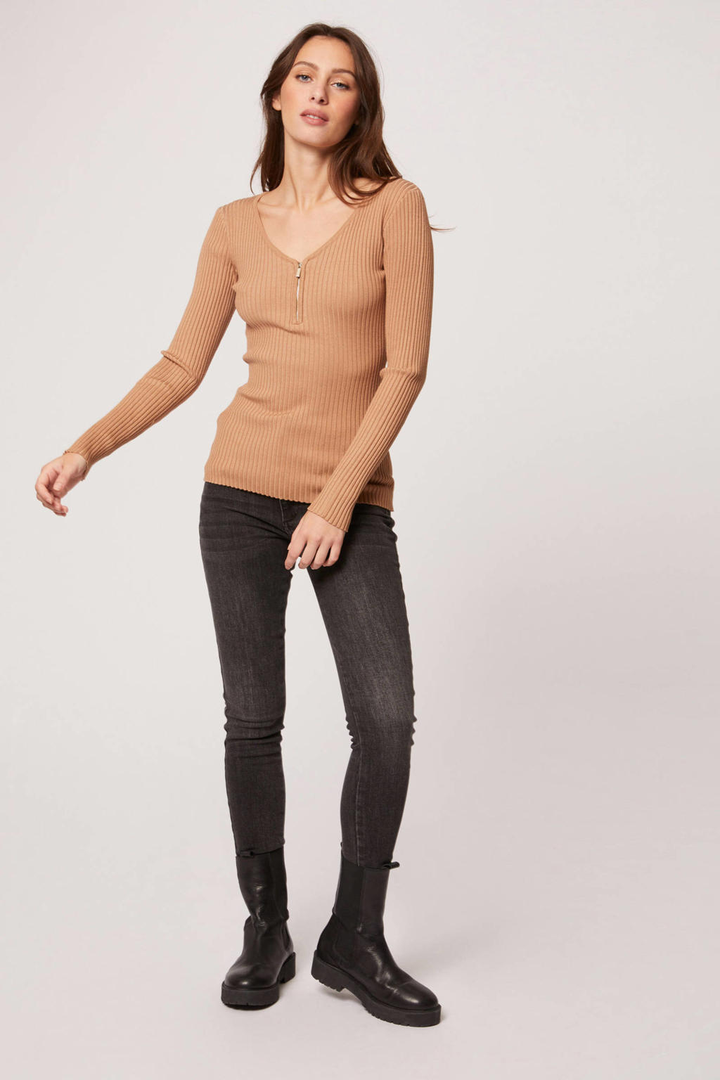 Camelkleurige dames Morgan fijngebreide top van viscose met effen, lange mouwen en ronde hals