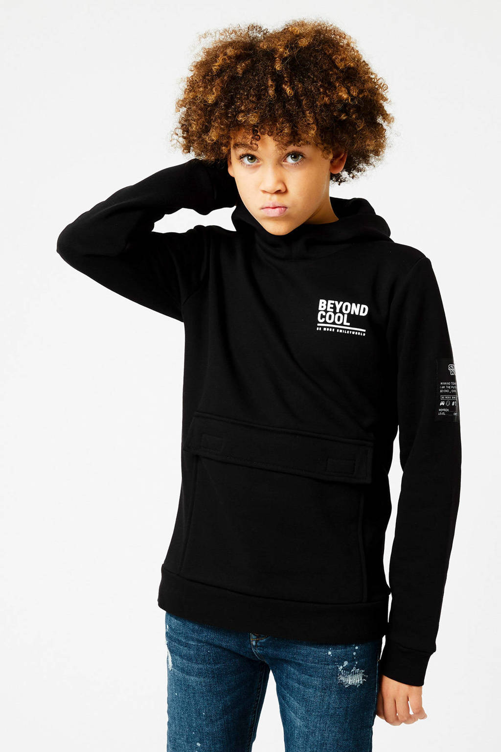 Zwarte jongens CoolCat Junior x Smiley hoodie printopdruk van sweat materiaal met backprint, lange mouwen, capuchon en geribde boorden