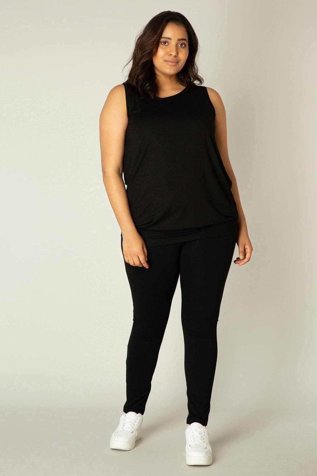 Zwarte dames Base Level Curvy mouwloze top Yasmina met effen, korte mouwen, ronde hals en elastische boord