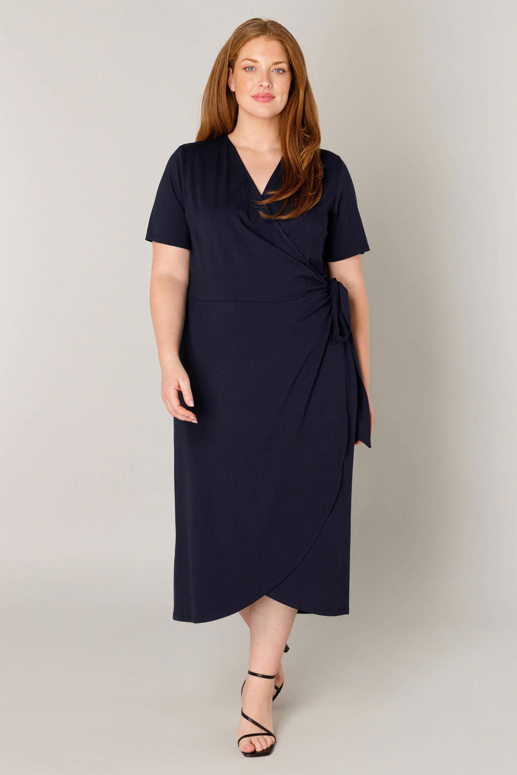 Donkerblauwe dames Base Level Curvy jersey overslagjurk Abbie met effen, korte mouwen en knoopdetail