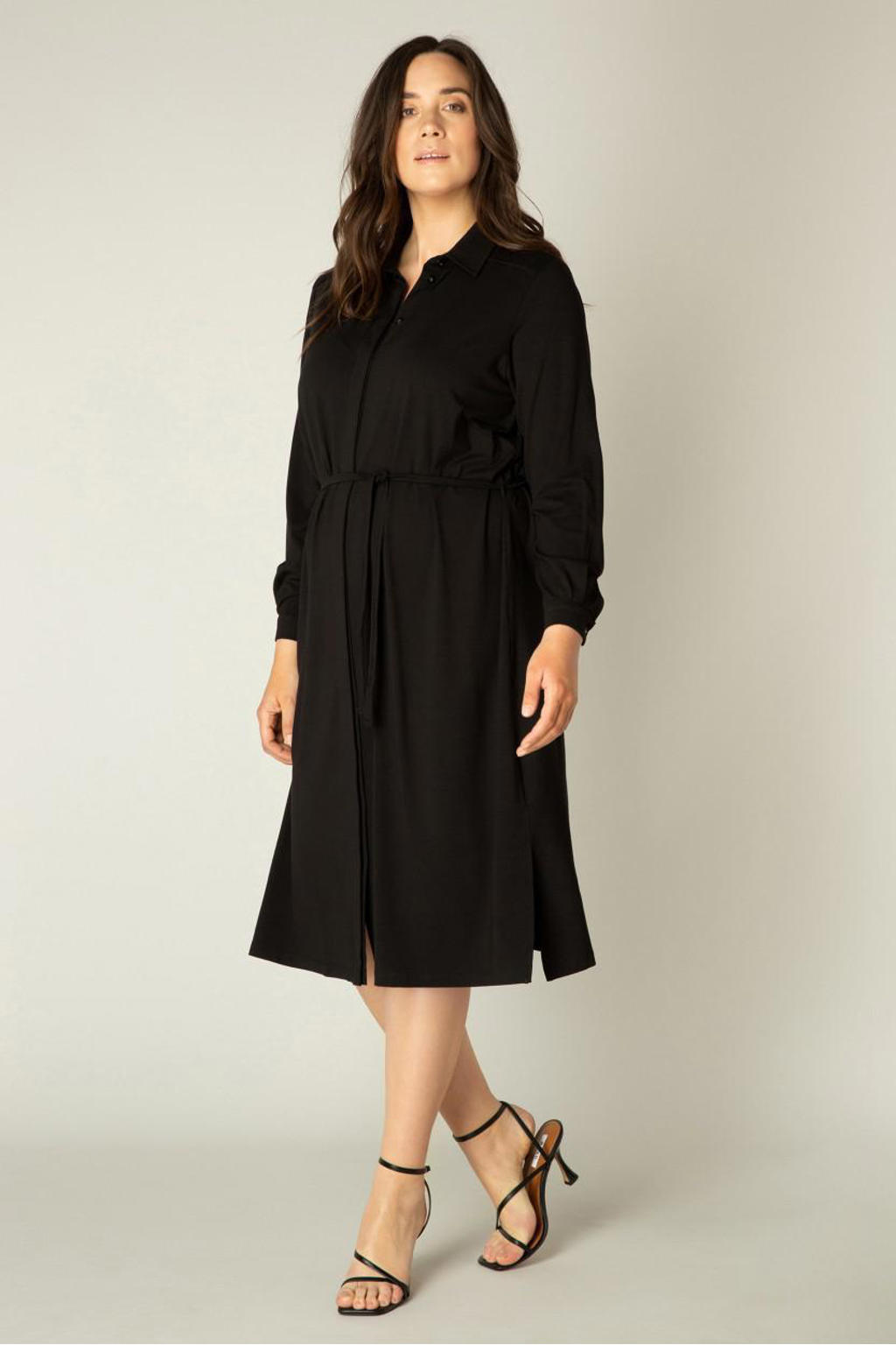 Zwarte dames Base Level Curvy doorknoopjurk Aylem met effen, lange mouwen, klassieke kraag, blinde knoopsluiting en ceintuur