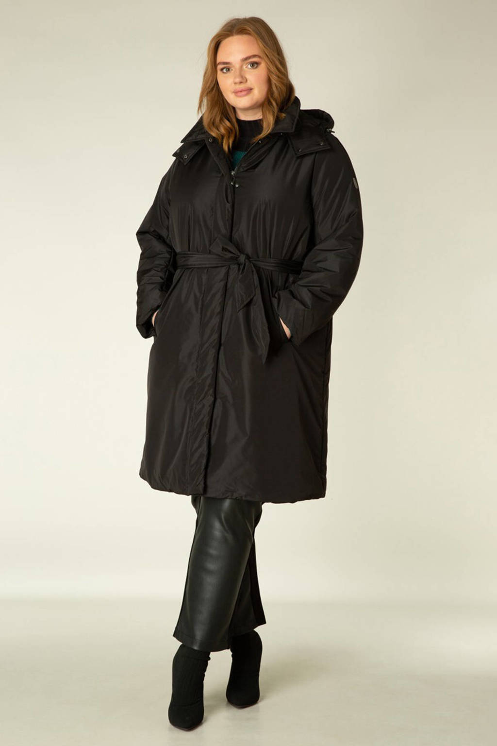 Zwarte dames Yesta gewatteerde jas van gerecycled polyester met lange mouwen, capuchon, rits- en drukknoopsluiting en knoopdetail
