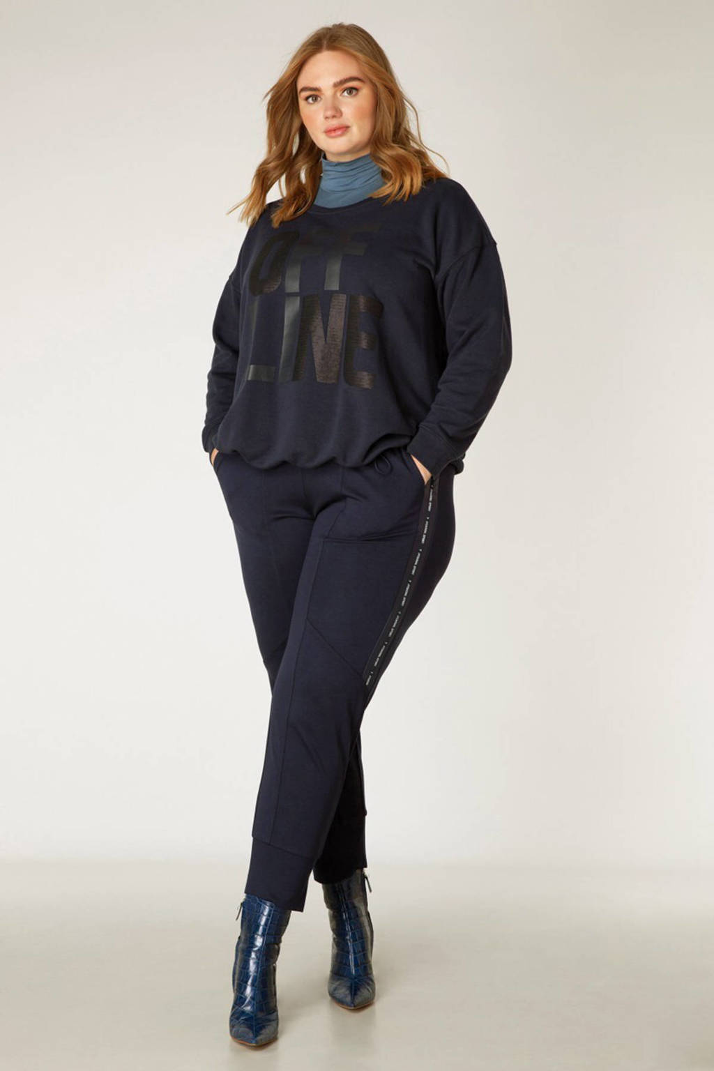 Donkerblauw en zwarte dames Yesta sweater Bobbo van katoen met tekst print, lange mouwen, ronde hals en tunnelkoord