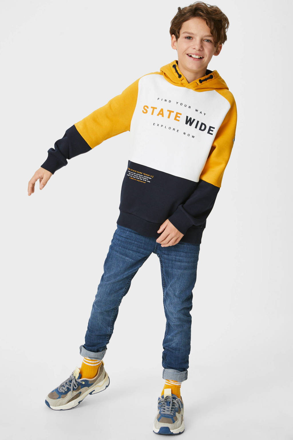 Donkerblauw, geel en witte jongens C&A Skate Nation hoodie van sweat materiaal met meerkleurige print, lange mouwen, capuchon en geribde boorden