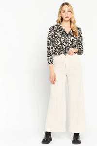Ecru en zwarte dames LOLALIZA blouse van polyester met all over print, lange mouwen, klassieke kraag en knoopsluiting