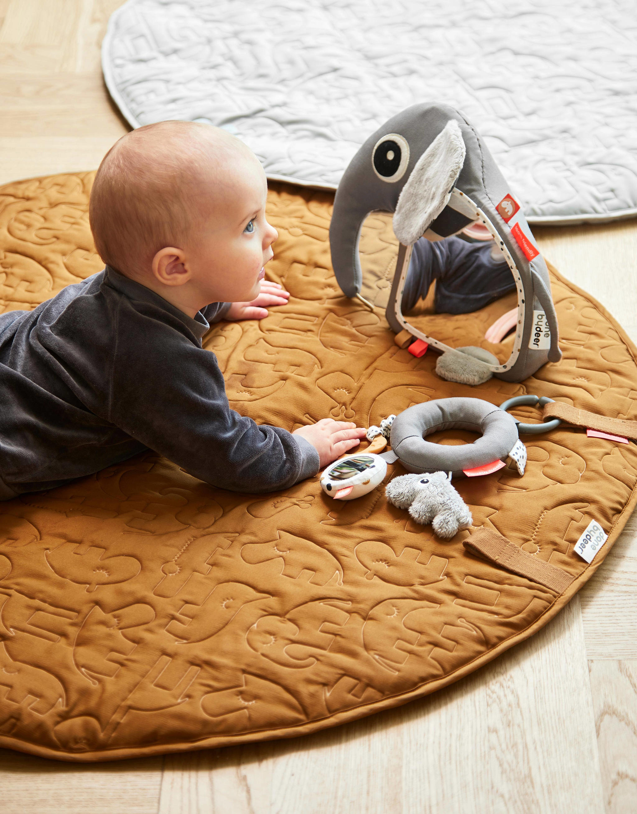 Done by Deer Vloerspiegel Elphee Grey activiteiten knuffel 26 cm - Afbeelding 2