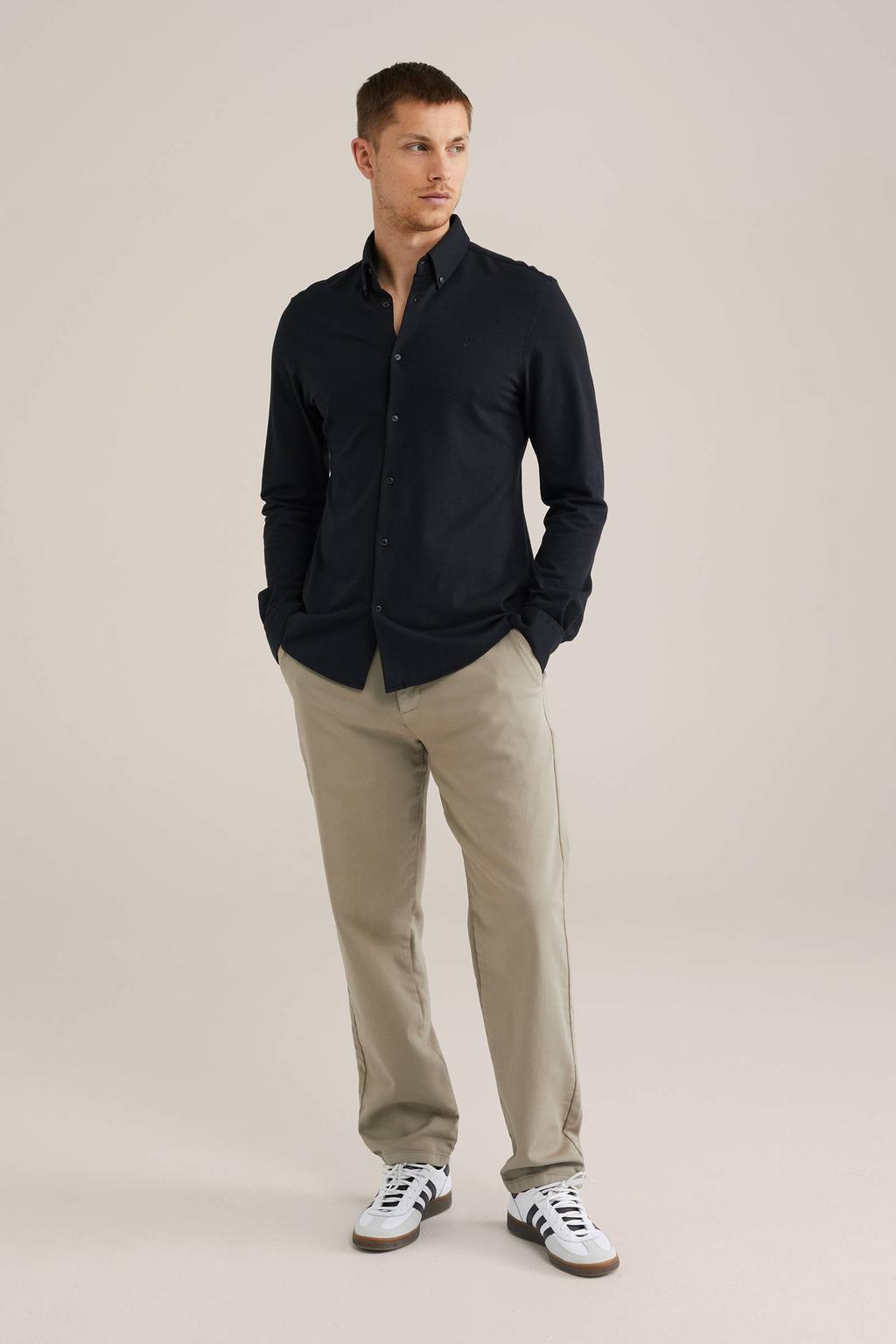 Zwarte heren WE Fashion slim fit overhemd van katoen met effen, lange mouwen en button down sluiting