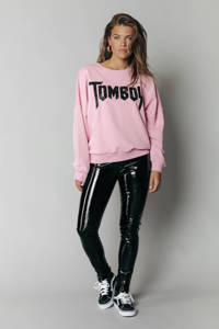 Roze en zwarte dames Colourful Rebel sweater Tomboy katoen met tekst print, lange mouwen, ronde hals en sierstenen