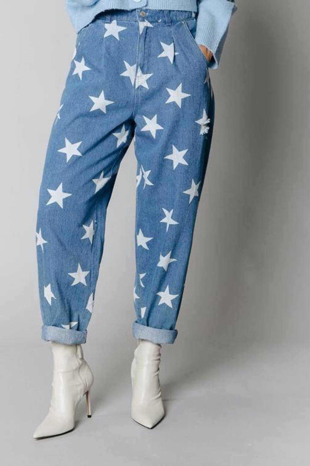 Blauwe dames Colourful Rebel high waist mom jeans Julia blue van denim met rits- en knoopsluiting en sterrenprint