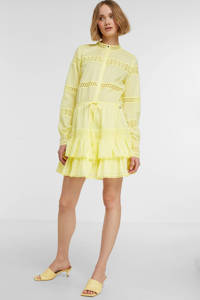 NIKKIE semi-transparante jurk Sadie met ruches lichtgeel