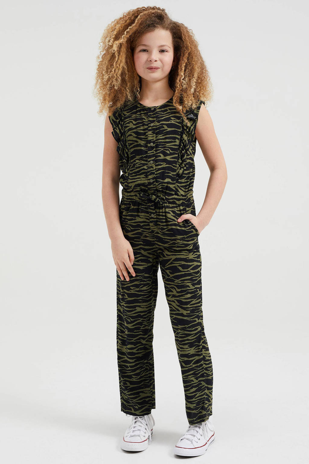 Zwart en groene meisjes WE Fashion jumpsuit van ecovero met straight fit, knoopsluiting en zebraprint