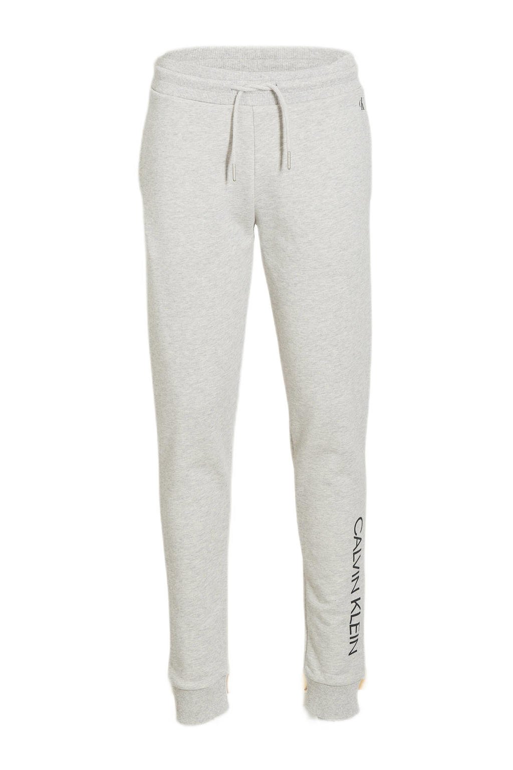 Grijs melange jongens CALVIN KLEIN JEANS regular fit joggingbroek van katoen melange met elastische tailleband met koord en logo dessin