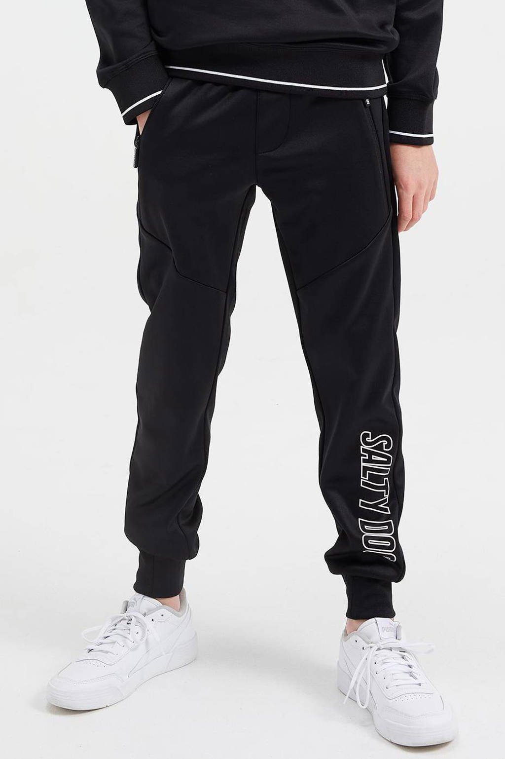 Zwarte jongens WE Fashion Salty Dog joggingbroek van polyester met regular waist, elastische tailleband met koord en tekst print