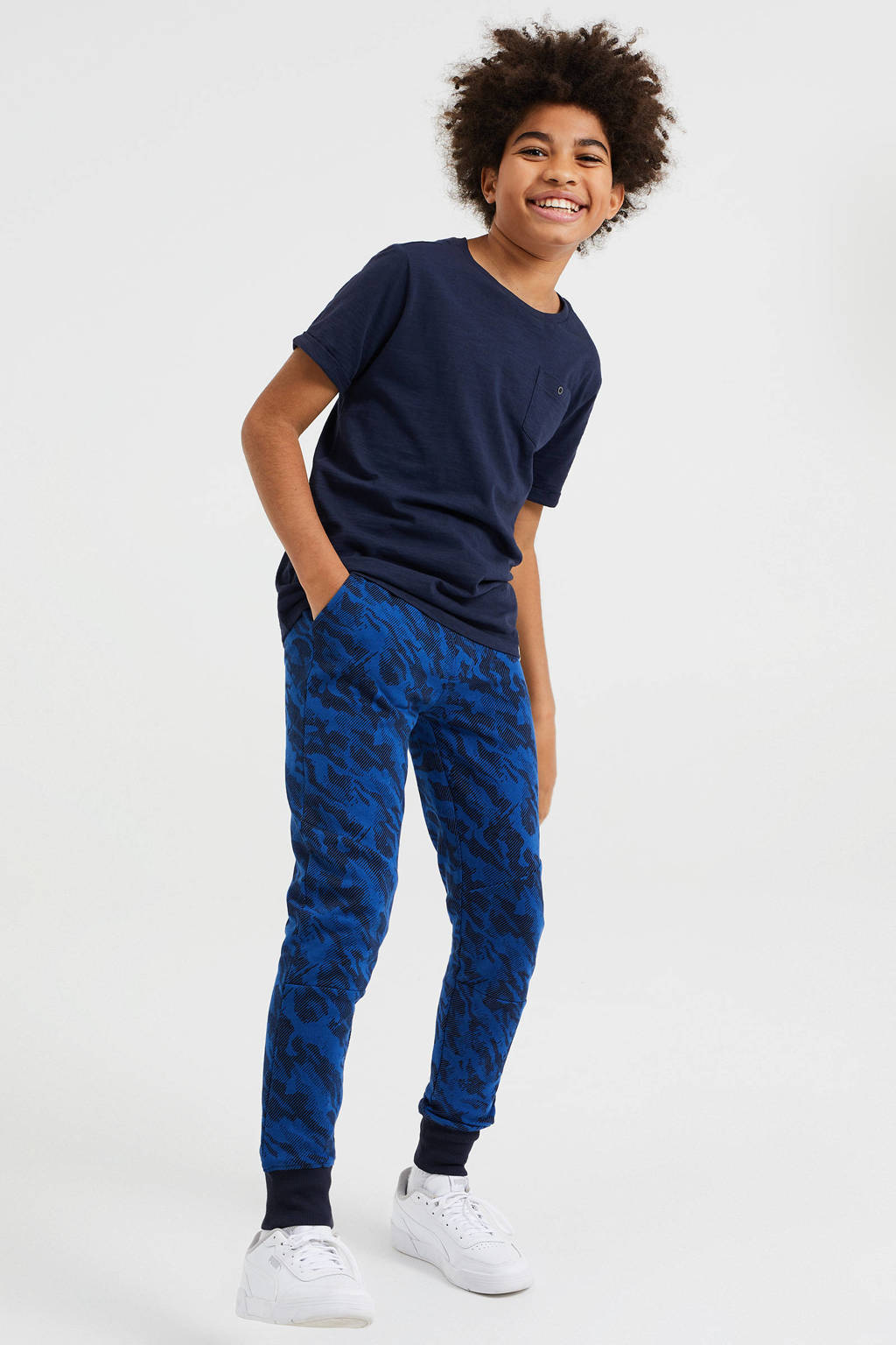 Blauw en zwarte jongens WE Fashion slim fit joggingbroek van katoen met regular waist, elastische tailleband met koord en camouflageprint