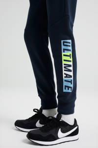 Donkerblauwe jongens WE Fashion slim fit joggingbroek van katoen met regular waist, elastische tailleband met koord en tekst print