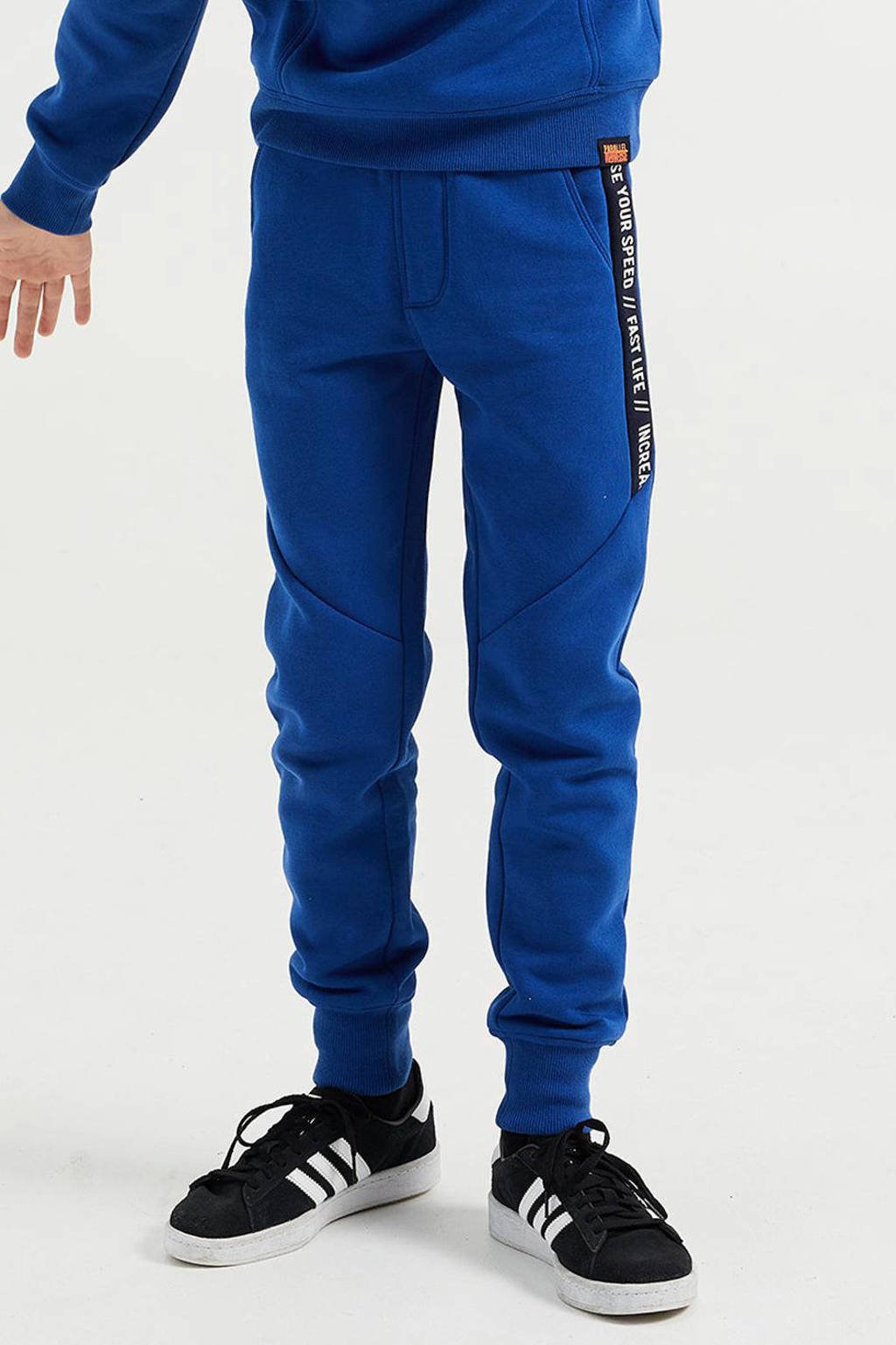 Blauwe jongens WE Fashion slim fit joggingbroek met regular waist, elastische tailleband met koord en tekst print
