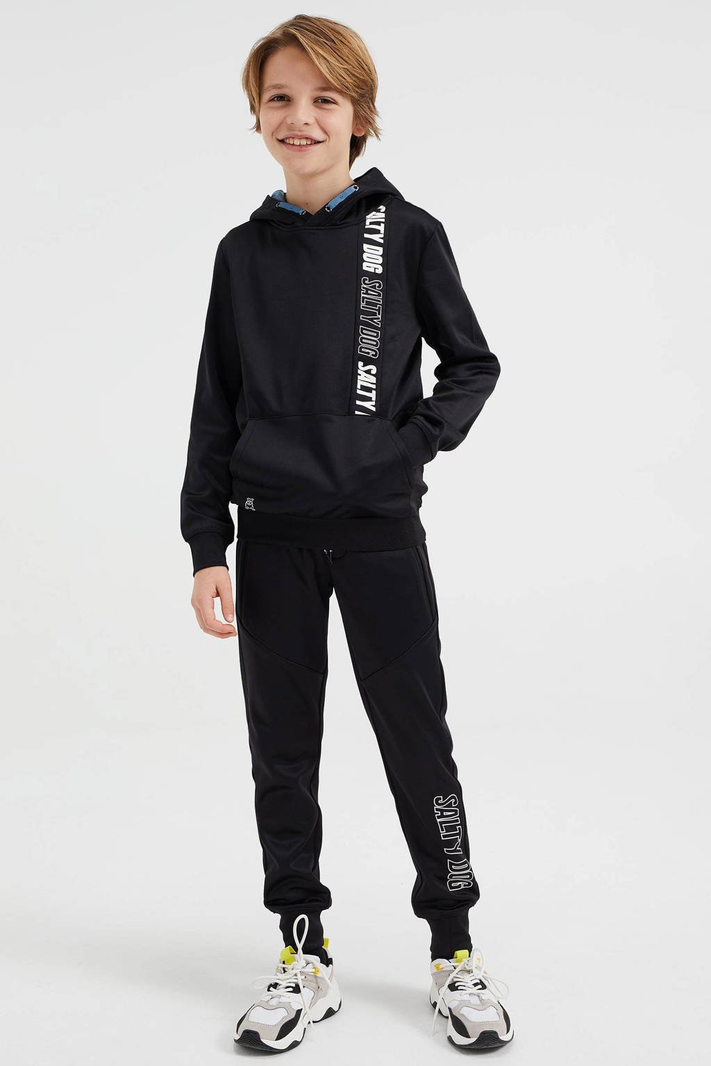 Zwarte jongens WE Fashion Salty Dog hoodie met tekst print, lange mouwen, capuchon en geribde boorden