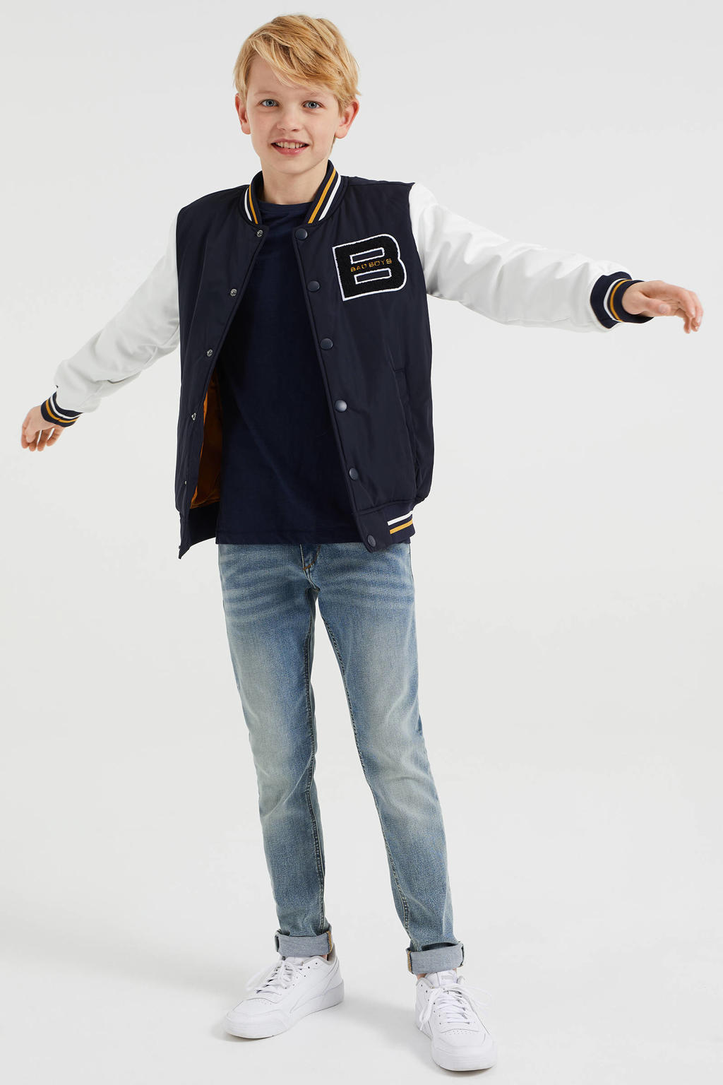 Blauw, donkerblauw en witte jongens WE Fashion bomberjack zomer van polyester met printopdruk, lange mouwen, ronde hals, drukknoopsluiting en geribde boorden