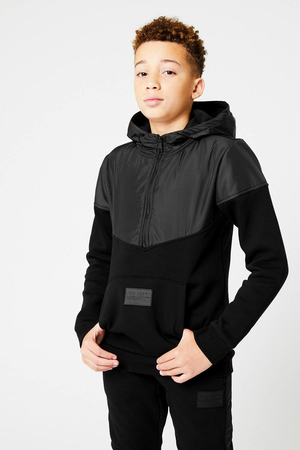 Zwarte jongens CoolCat Junior hoodie Stuart CB van sweat materiaal met meerkleurige print, lange mouwen, capuchon, halve rits en geribde boorden