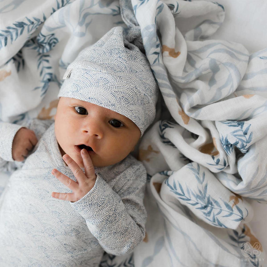 Yumi Baby hydrofiele swaddle Fish 80x80 cm wit/blauw/oranje wehkamp