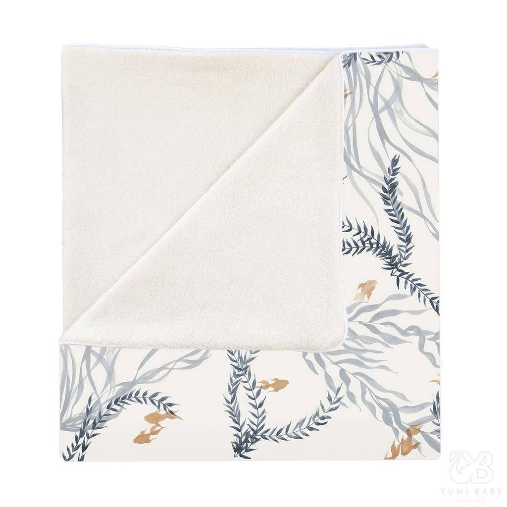 Yumi Baby baby wiegdeken Fish 75x100 cm wit/blauw/oranje