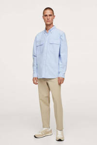 Lichtblauwe heren Mango Man regular fit overhemd van katoen met lange mouwen, button down sluiting en knoopsluiting
