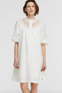 Wit en beige dames Moscow jurk Evi van katoen met driekwart mouwen, mao kraag, knoopsluiting en kant
