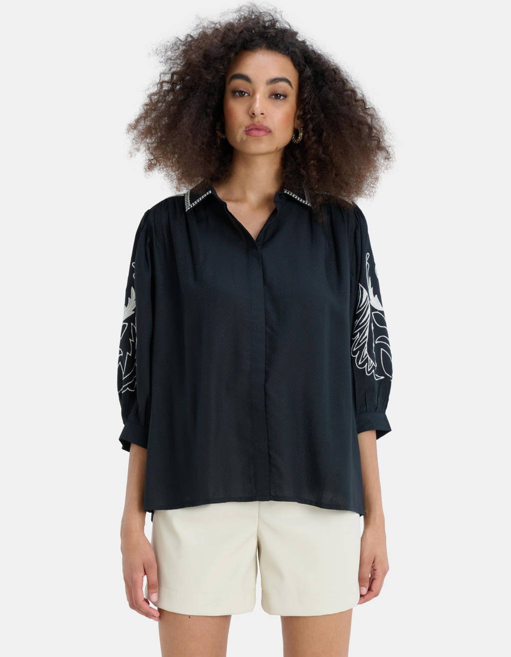 Zwart en witte dames Shoeby Eksept blouse Dobbie Embroidery van viscose met driekwart mouwen, klassieke kraag, knoopsluiting en borduursels