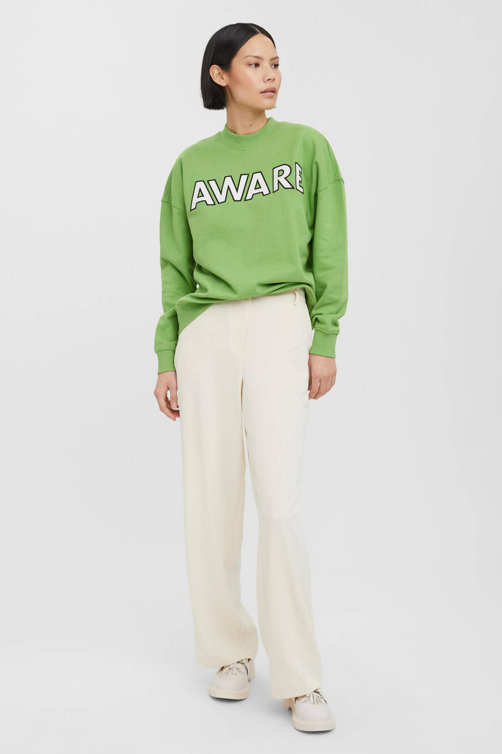 Groene dames AWARE by VERO MODA sweater van biologisch katoen met tekst print, lange mouwen en opstaande kraag