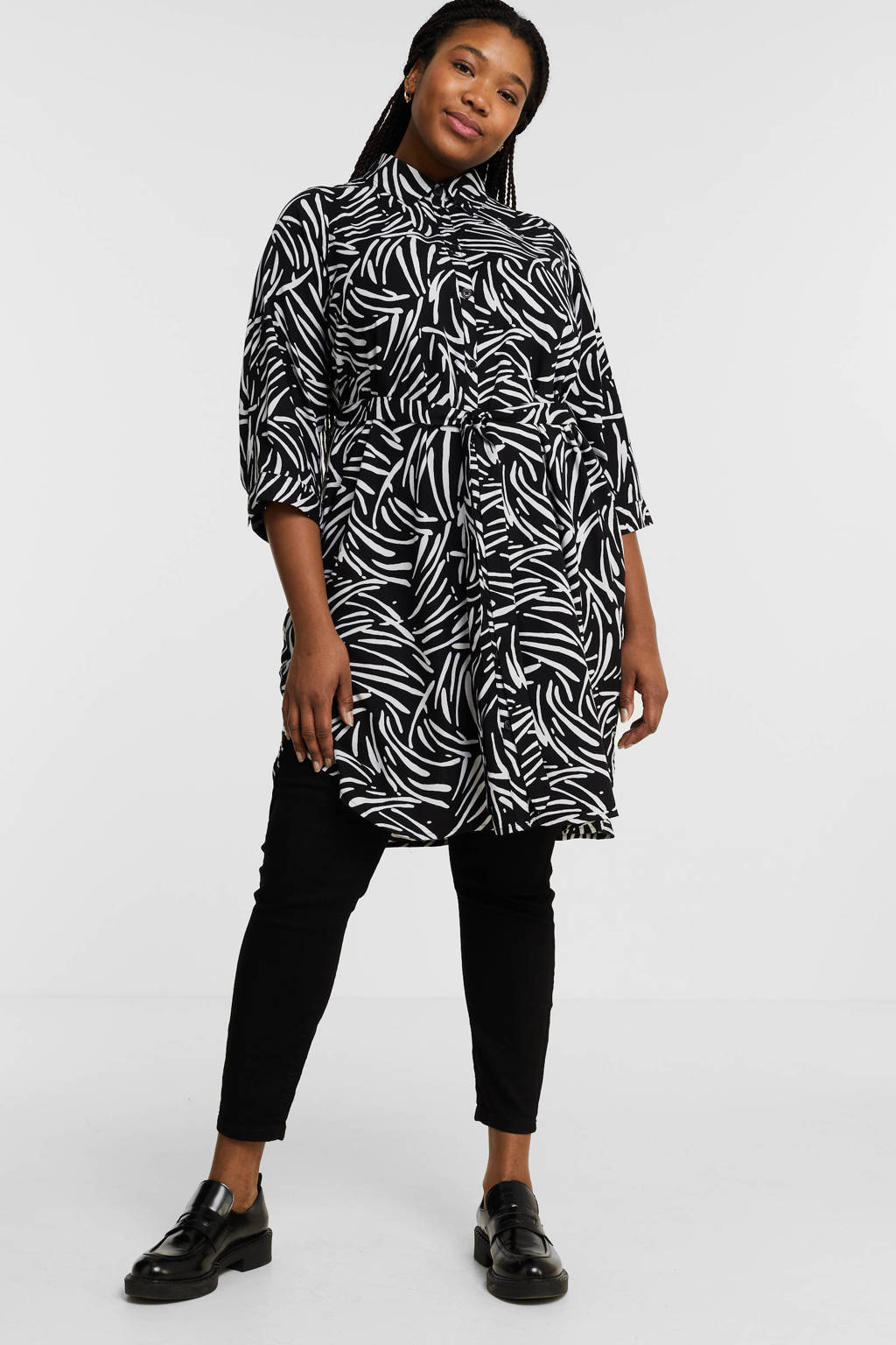 Zhenzi blouse SABLE 058 met all over print en ceintuur zwart/wit