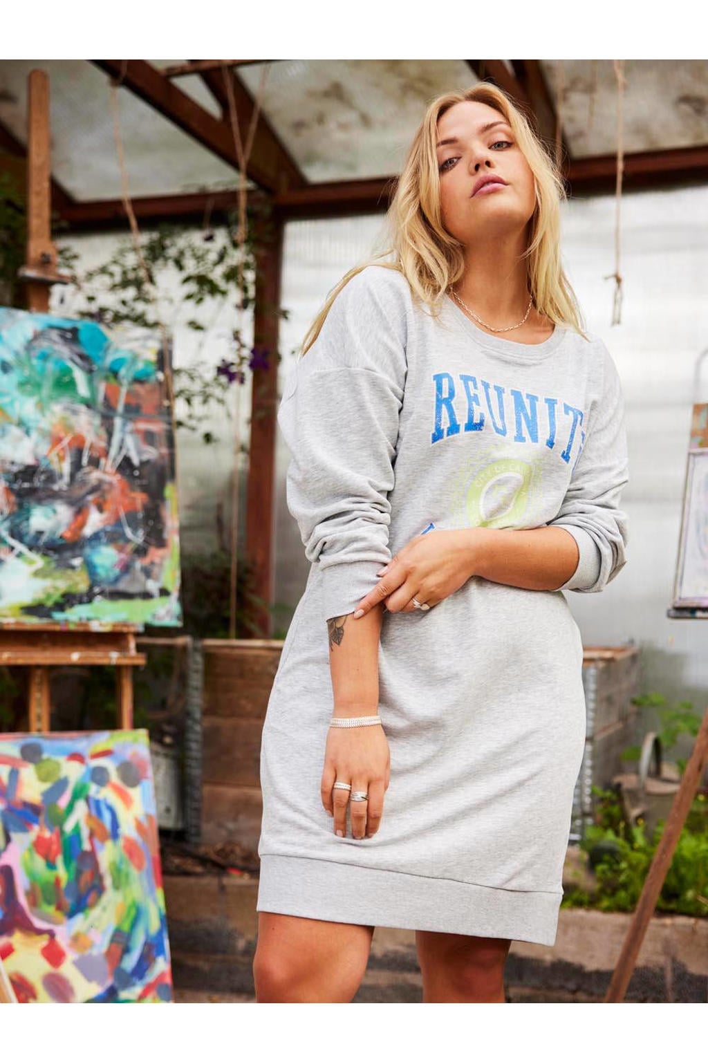 Lichtgrijs, blauw en groene dames ONLY CARMAKOMA sweatjurk van katoen met tekst print, lange mouwen en ronde hals